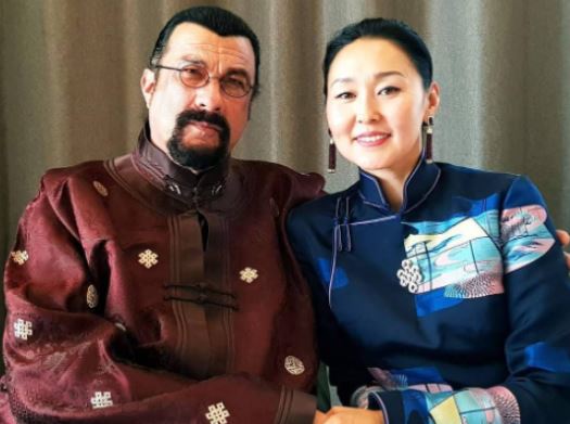Erdenetuya Batsukh fue asistente de su esposo Steven Seagal durante cinco años.